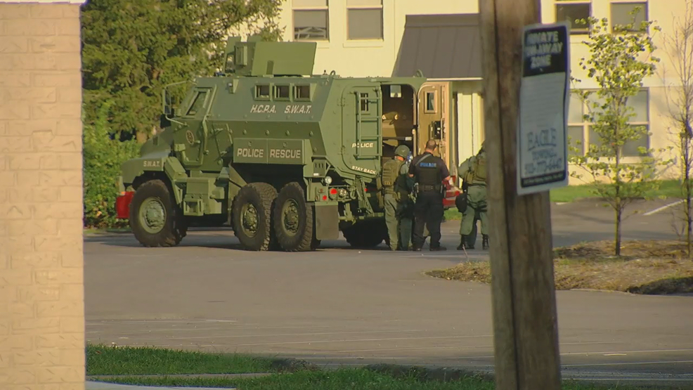 Police, SWAT in standoff at Mt. Healthy apartment complex WKRC