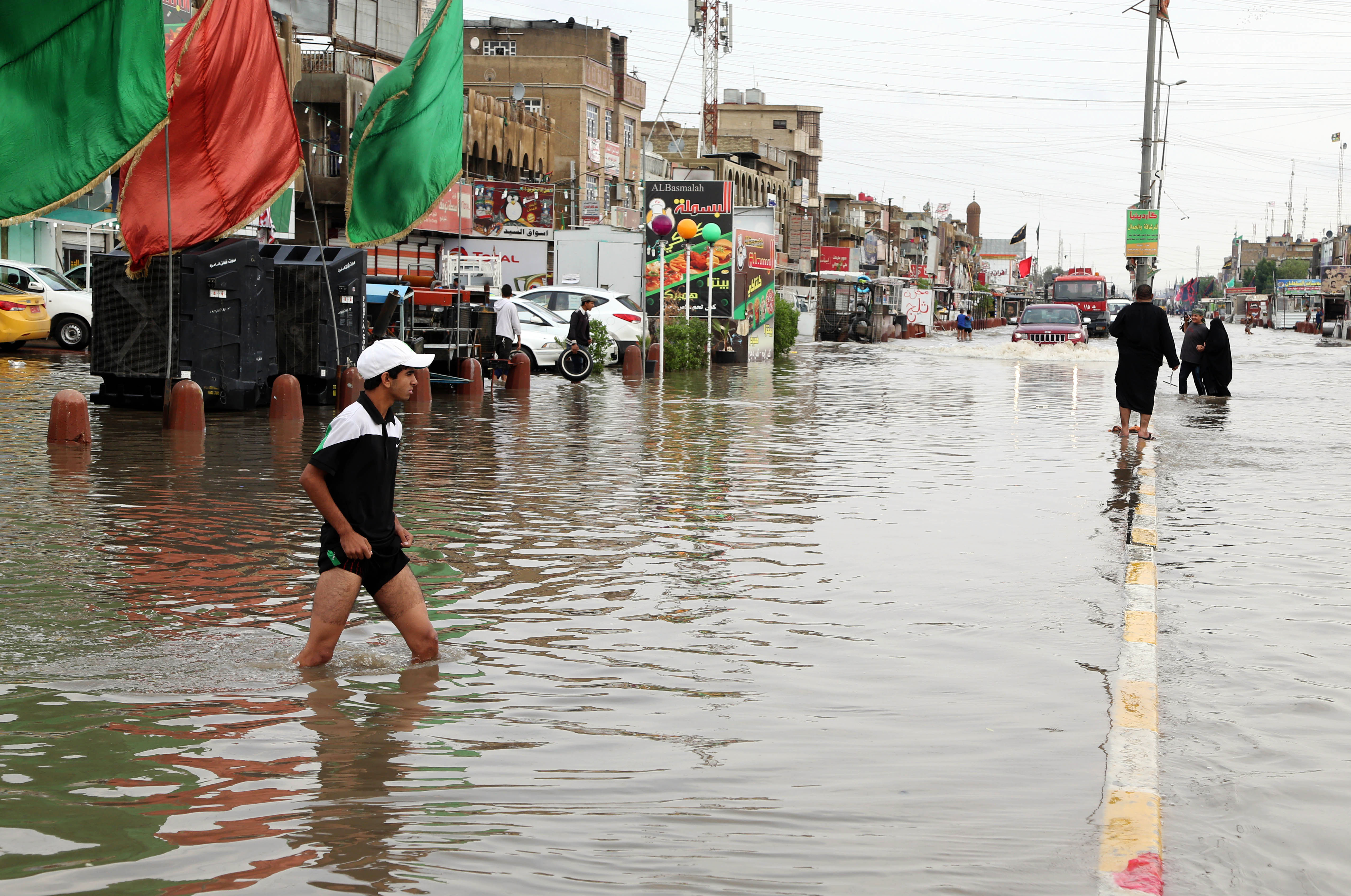 Floods paralyze Iraqi capital as heavy rain continue WJLA
