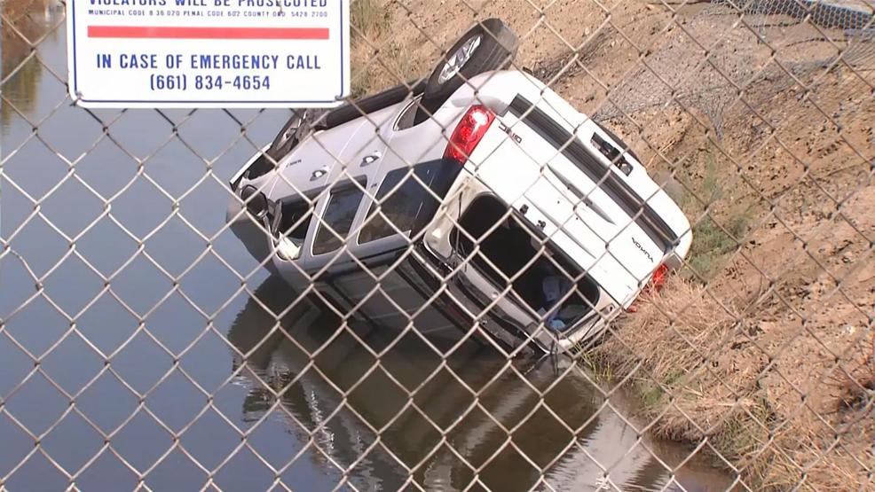 Suspect in stolen car crashes into Bakersfield canal KBAK