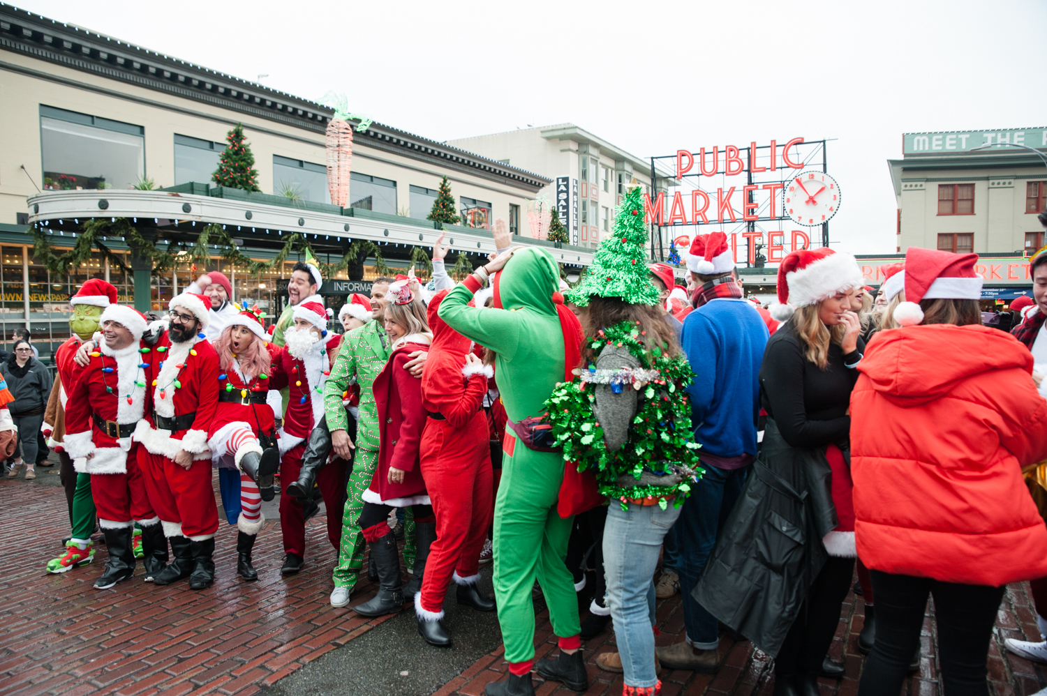 Photos HoHoHoly Holidays! Hundreds of St. Nicks swarm Seattle for