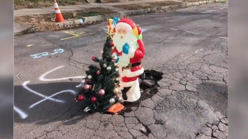Locals Fill Wilkes Barre Pothole With Santa Christmas Tree Locals Fill Wilkes Barre Pothole With Santa Christmas Tree