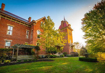 A Historic Mansion-Turned-B&B Accommodates Guests (And Ghosts ...