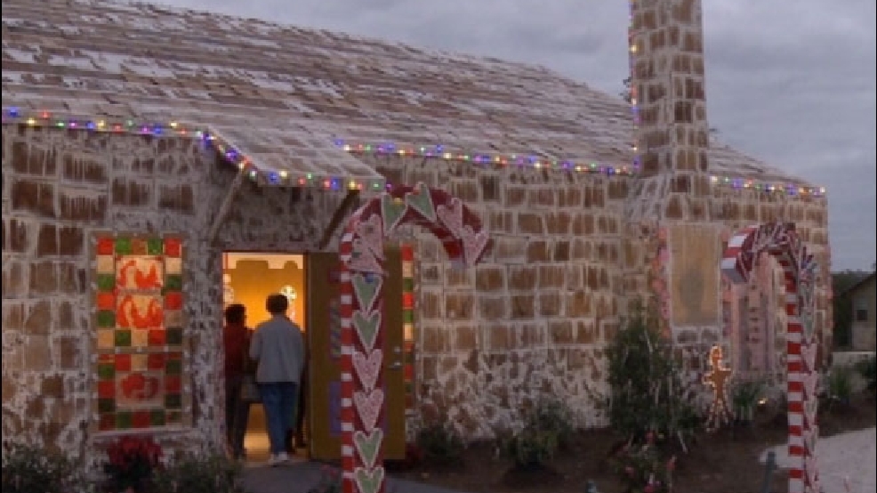 cnn-largestgingerbreadhouse.jpg