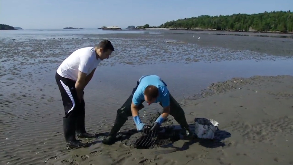 Clam digger shares his craft WGME